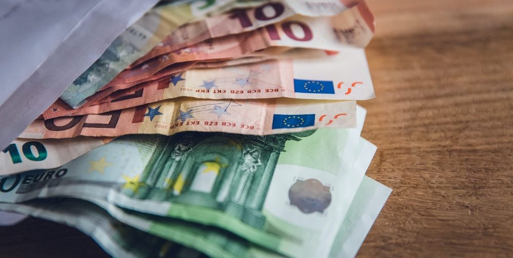 Në bursa bie, por euro arrin sot vleren me te larte ne gati 1 vit